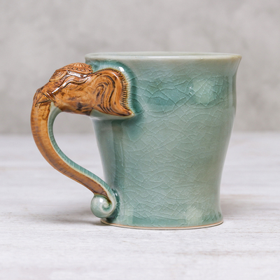 Celadon-Keramikbecher, „Elephant Morning“ (10 oz.) - Celadon-Keramik-Elefantenbecher in Grün aus Thailand (10 oz.)