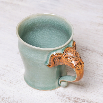 Taza de cerámica Celadon, 'Elephant Morning' (10 oz.) - Taza de elefante de cerámica Celadon en verde de Tailandia (10 oz.)