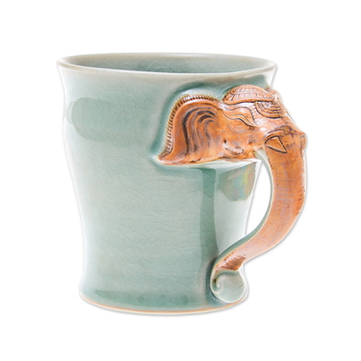 Celadon-Keramikbecher, „Elephant Morning“ (10 oz.) - Celadon-Keramik-Elefantenbecher in Grün aus Thailand (10 oz.)