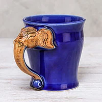 Taza de cerámica Celadon, 'Mango de elefante en azul' (10 oz.)