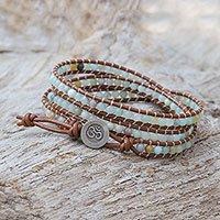 Pulsera envolvente con cuentas de cuarzo, 'Calm Touch' - Pulsera envolvente con cuentas de cuarzo con temática Om de Tailandia