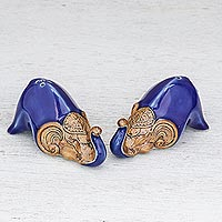 Salero y pimentero de cerámica, 'Crouching Elephants in Blue' (par) - Salero y pimentero de cerámica azul con elefante (par)
