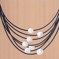 Zuchtperlen-Anhänger-Halskette, „Leuchtende Kieselsteine ​​in Schwarz“ – Zuchtperlen-Anhänger-Halskette an schwarzer Kordel aus Thailand