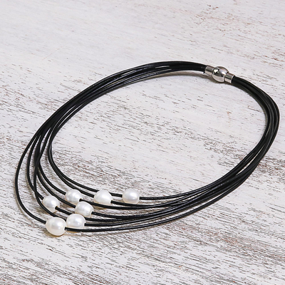 collar con colgante de perlas cultivadas - Collar con colgante de perlas cultivadas en cordón negro de Tailandia