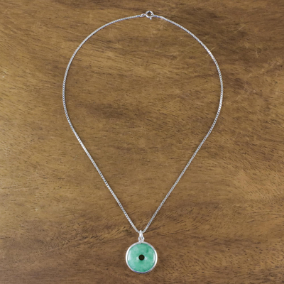 collar con colgante de jade - Collar con colgante circular de jade elaborado en Tailandia
