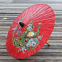 Sombrilla de papel, 'Sunny Peacock in Crimson' - Sombrilla de papel con motivo de pavo real en carmesí de Tailandia