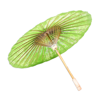sombrilla de papel - Sombrilla de papel con motivo de pavo real en color lima de Tailandia