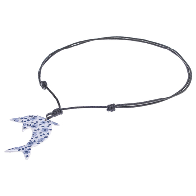 Halskette mit Keramikanhänger - Keramik-Delfin-Halskette mit bemalten blauen Blumenmotiven