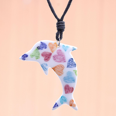 Halskette mit Keramikanhänger - Keramik-Delfin-Halskette mit bunt bemalten Herzmotiven