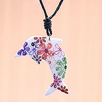 Keramik-Anhänger-Halskette, „Floral Dolphin“ – Keramik-Delfin-Halskette mit bunt bemalten Blumenmotiven