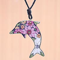 Keramik-Anhänger-Halskette, „Frühlingsdelfin“ – Keramik-Delfin-Halskette mit bemalten Blumenmotiven