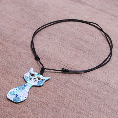 Halskette mit Keramikanhänger - Halskette mit Katzenanhänger aus Keramik mit blau bemalten Blumenmotiven