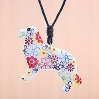 Halskette mit Keramikanhänger, „Floral Dog“ – Halskette mit Hundeanhänger aus Keramik mit bemalten Blumenmotiven