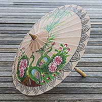 Papiersonnenschirm, „Peacock Garden“ – Papiersonnenschirm mit Pfauenmotiv aus Thailand