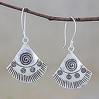 Silberne Ohrhänger, „Spiralfächer“ – Karen-Silberohrringe mit Spiralmotiv aus Thailand