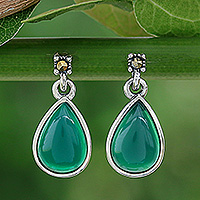 Pendientes colgantes de ónix, 'Droplet Gleam in Green' - Pendientes colgantes de ónix verde en forma de gota de Tailandia