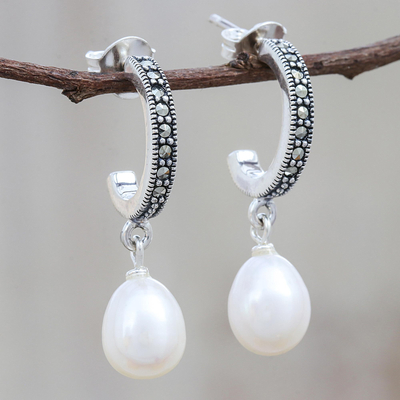 Aretes colgantes de perlas cultivadas - Aretes colgantes de medio aro con perlas cultivadas de Tailandia
