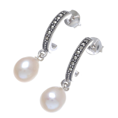 Aretes colgantes de perlas cultivadas - Aretes colgantes de medio aro con perlas cultivadas de Tailandia