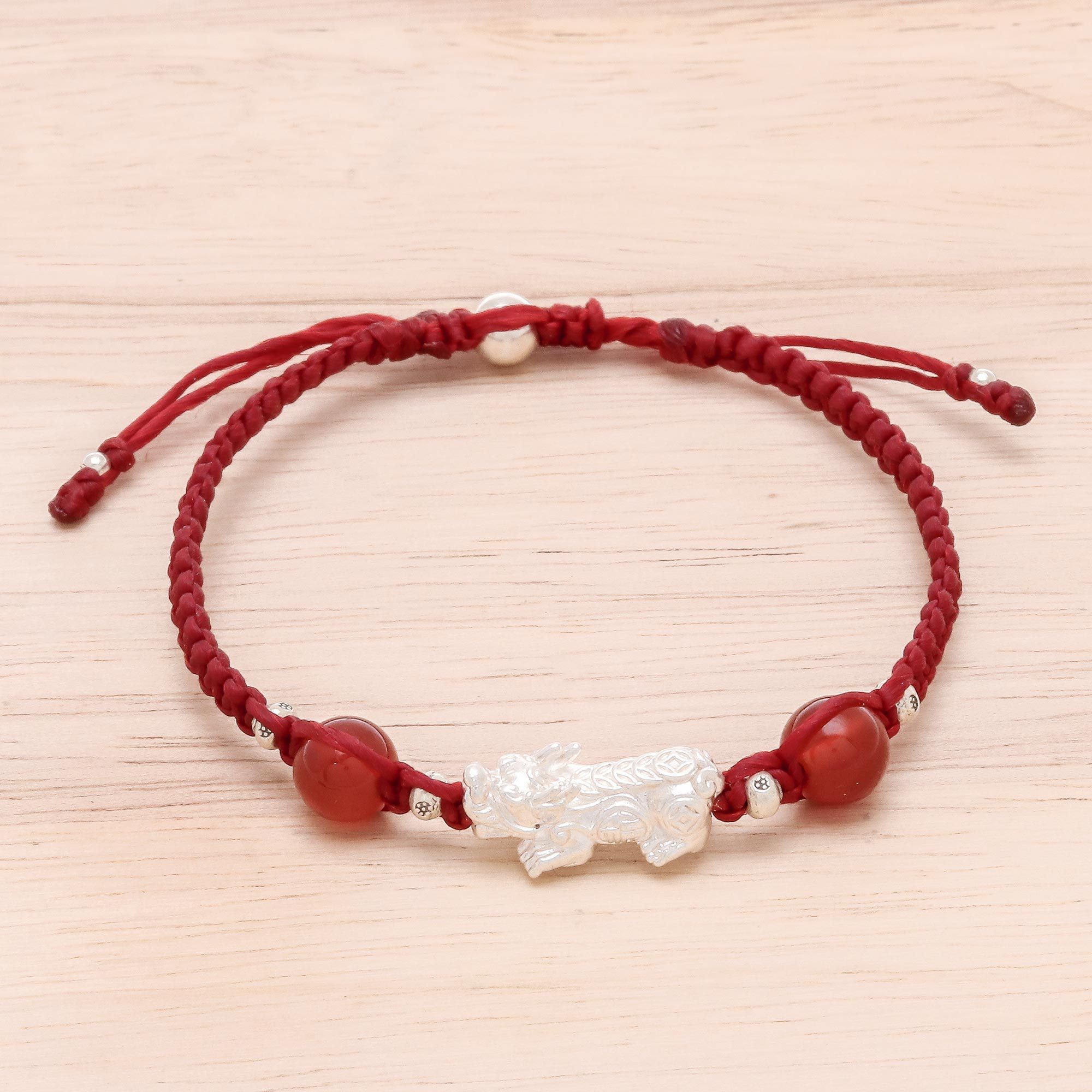 Cultural Carnelian Macrame Pendant Bracelet From Thailand Red Pi Xiu Novica Carnelian Macrame Pendant Bracelet