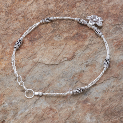 Silbernes Perlenarmband mit Anhänger - Blumen-Anhänger-Armband aus silbernen Perlen des Bergvolkes