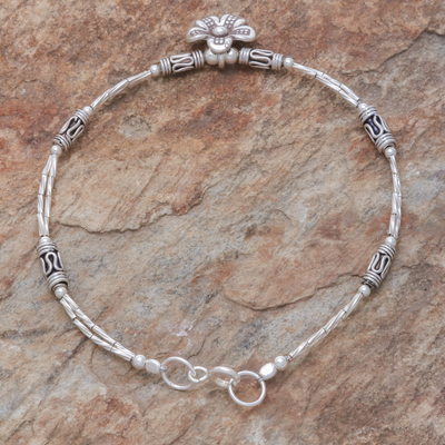 Silbernes Perlenarmband mit Anhänger - Blumen-Anhänger-Armband aus silbernen Perlen des Bergvolkes