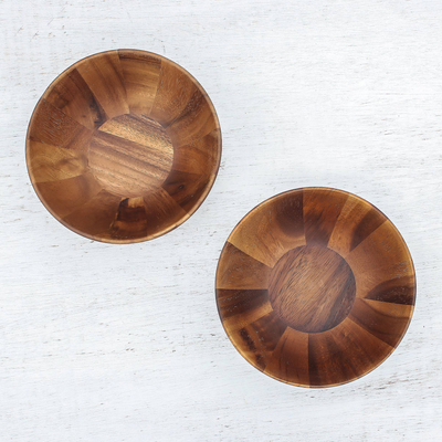 Holzschüsseln, 'Exquisite Mahlzeit' (Paar) - Handgefertigte Schalen aus Raintree-Holz aus Thailand (Paar)
