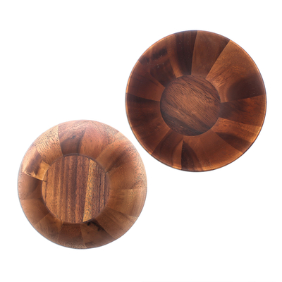 Holzschüsseln, 'Exquisite Mahlzeit' (Paar) - Handgefertigte Schalen aus Raintree-Holz aus Thailand (Paar)