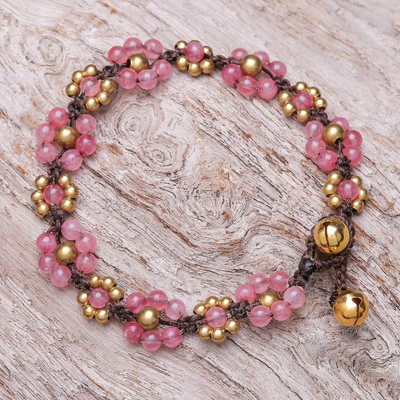 Quarzperlen-Makramee-Armband, 'Blooming with Love' (Mit Liebe blühen) - Makramee-Armband mit rosa Quarzperlen aus Thailand