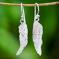 Ohrhänger aus Sterlingsilber, „Abstrakte Blätter“ – Blattförmige, abstrakte Ohrhänger aus Sterlingsilber aus Thailand