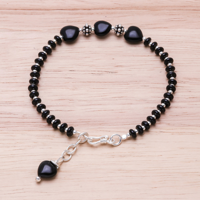 Onyx-Perlenarmband - Herzförmiges schwarzes Onyx-Perlenarmband aus Thailand