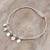 Charm-Armband aus silbernen Perlen - Charm-Armband aus silbernen Perlen mit Kreismotiv aus Thailand