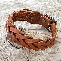 Geflochtenes Lederarmband, „Everyday Charm in Chestnut“ – Geflochtenes Lederarmband in Kastanie aus Thailand