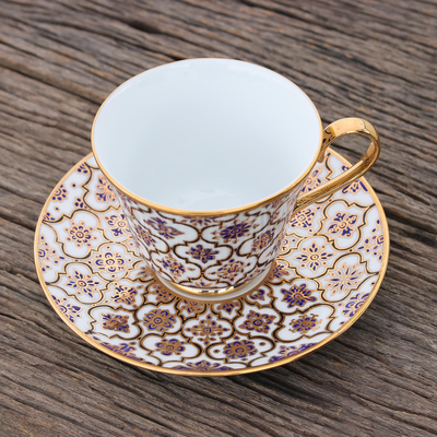 Benjarong-Porzellan-Teetasse mit Untertasse, 'Thai Gold'. - Teetasse und Untertasse aus vergoldetem Benjarong-Porzellan aus Thailand