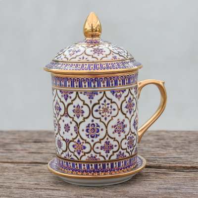 Taza y platillo con tapa de porcelana Benjarong, 'Thai Majesty' - Taza y platillo dorados de porcelana Benjarong con tapa