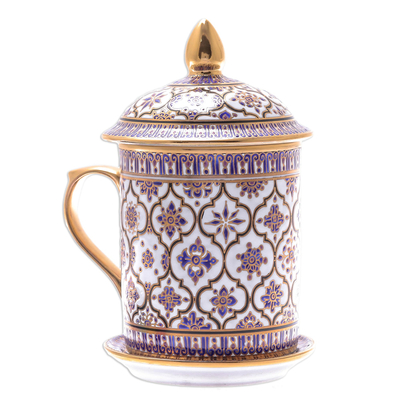 Benjarong-Porzellandeckeltasse mit Untertasse, 'Thai Majestät'. - Vergoldete Porzellantasse und Untertasse mit Deckel aus Benjarong-Porzellan