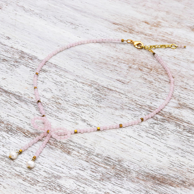 Collar colgante con cuentas de cuarzo rosa y perlas cultivadas, 'Lovely Bow' - Collar con cuentas de cuarzo rosa y perlas cultivadas