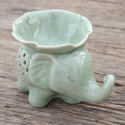 Celadon Keramik-Ölwärmer, 'Elefant und Blatt'. - Celadon Keramik-Elefantenöl-Wärmer aus Thailand