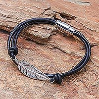 Armband mit Anhänger aus Edelstahl und Leder, „Atemberaubende Feder in Schwarz“