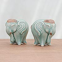 Salero y pimentero de cerámica Celadon, 'Calm Elephants in Green' (par) - Salero y pimentero de cerámica Celadon Elephant (Par)