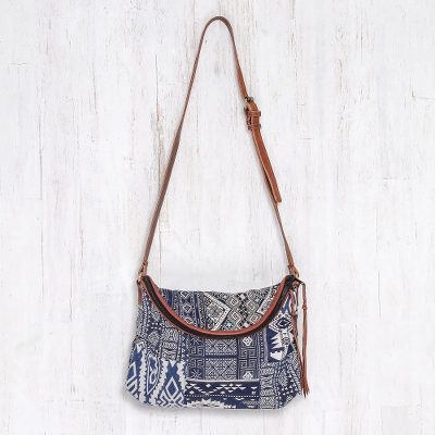 Sling aus Baumwollmischung mit Lederakzent, 'Lanna Patchwork' - Patchwork-Sling aus Baumwollmischung mit Lederakzent aus Thailand