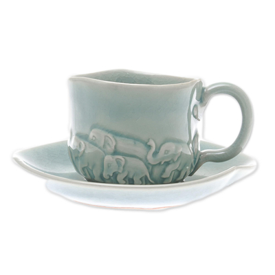 Celadon Keramik-Teetasse mit Untertasse, 'Wahre Elefanten'. - Celadon-Keramik-Teetasse mit Untertasse mit Elefantenmotiv