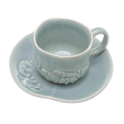 Celadon Keramik-Teetasse mit Untertasse, 'Wahre Elefanten'. - Celadon-Keramik-Teetasse mit Untertasse mit Elefantenmotiv
