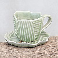 Taza de té y platillo de cerámica Celadon, 'Tea Leaf' - Taza de té y platillo de cerámica Celadon con temática de hojas de Tailandia