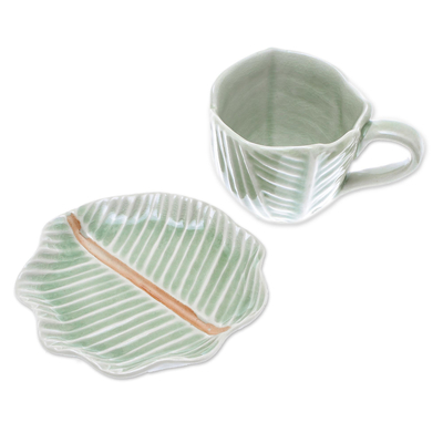 Taza de té y plato de cerámica Celadon - Taza de té y platillo de cerámica Celadon con diseño de hojas de Tailandia