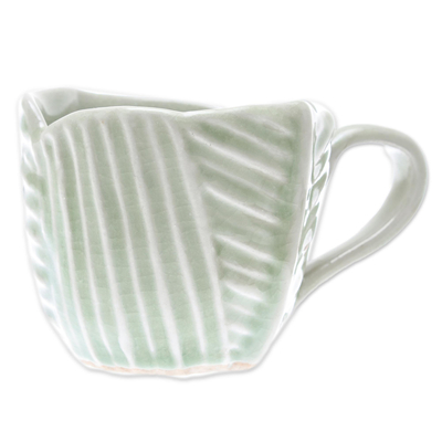 Taza de té y plato de cerámica Celadon - Taza de té y platillo de cerámica Celadon con diseño de hojas de Tailandia