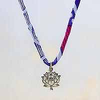 Halskette mit Messinganhänger, „Cool Majestic Lotus“ – Halskette mit Lotusblüten-Anhänger aus Messing in Lila aus Thailand