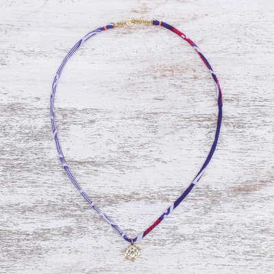 Halskette mit Anhänger aus Messing - Halskette mit Lotusblüten-Anhänger aus Messing in Lila aus Thailand