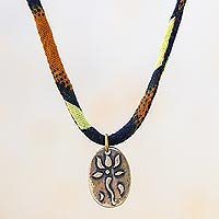 Halskette mit Messinganhänger, „Fiery Lotus Oval“ – ovale Halskette mit Messinganhänger in Orange mit Lotusblüte