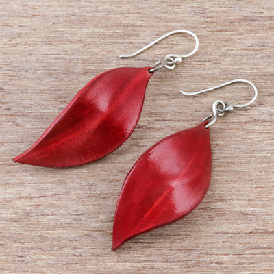 Ohrhänger aus Leder - Blattförmige Ohrhänger aus Leder in Rot aus Thailand