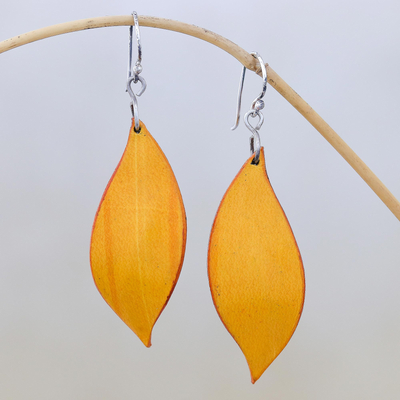 Leder-Baumelohrringe, „Phantasievolle Blätter in Gelb“. - Blattförmige Leder-Winkelohrringe in Gelb aus Thailand
